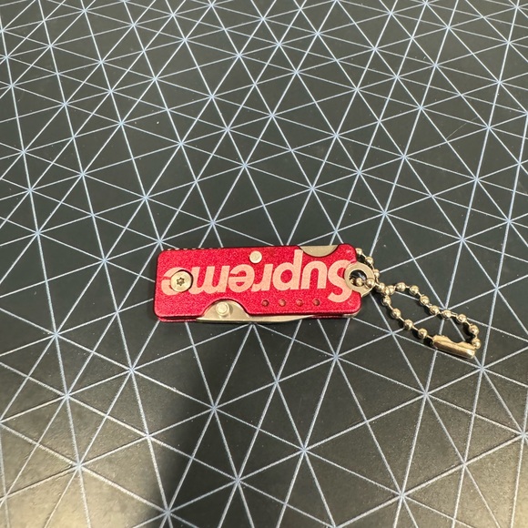 Supreme Quiet Carry Knife - Picture 3 of 3